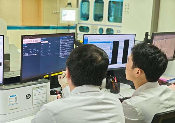 實(shí)驗(yàn)室工作人員就系統(tǒng)內(nèi)容進(jìn)行討論。重慶醫(yī)科大學(xué)附屬第三醫(yī)院（方大醫(yī)院）供圖