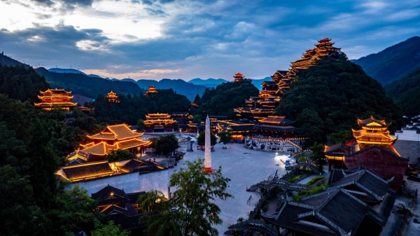 夜晚中的重慶彭水·蚩尤九黎城景區(qū)。彭水九黎城旅游公司供圖