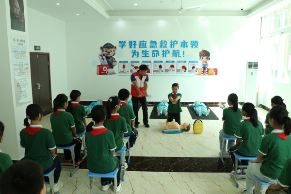 平安課堂訓(xùn)練營(yíng)正在開(kāi)展應(yīng)急救護(hù)培訓(xùn)。胥世鵬攝