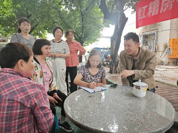 聆聽(tīng)居民需求。任峰攝