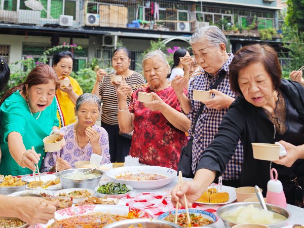 老人們享受餐食。任峰攝