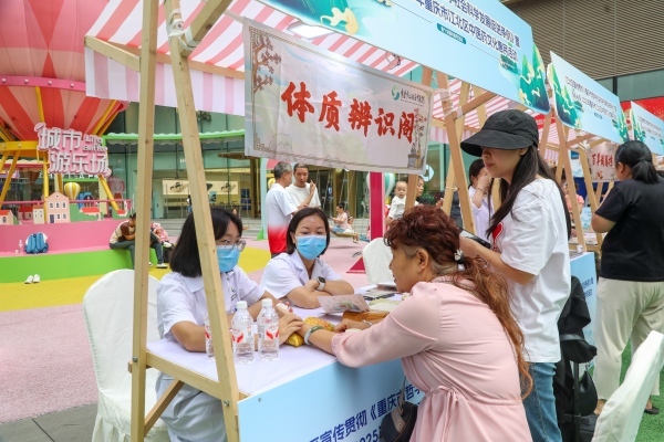 江北區(qū)中醫(yī)院為市民提供把脈問(wèn)診服務(wù)。曹檢攝