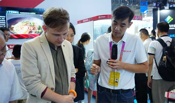 客戶在智博會上進行AI應(yīng)用創(chuàng)業(yè)。博拉網(wǎng)絡(luò)供圖