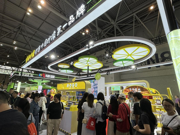 潼南展廳吸引眾多市民游客駐足選購(gòu)。潼南區(qū)委宣傳部供圖