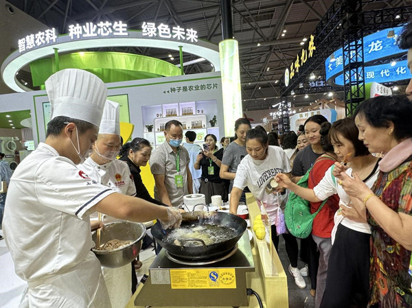 展廳內(nèi)現(xiàn)炸的“檸檬酥肉”收獲市民稱(chēng)贊。潼南區(qū)委宣傳部供圖