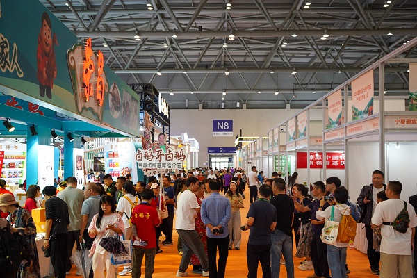 西部農(nóng)交會吸引了眾多市民參觀。吳汪洋攝