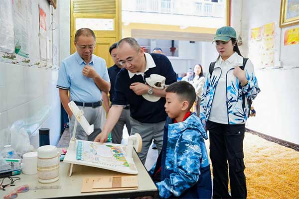 送愛(ài)心物資。平安人壽重慶分公司供圖