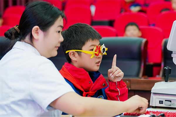 開(kāi)展視力檢測(cè)。平安人壽重慶分公司供圖