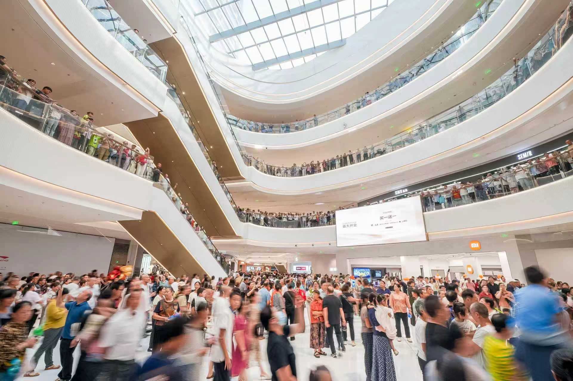 龍興天街開(kāi)業(yè)現(xiàn)場(chǎng)。龍湖商業(yè)供圖