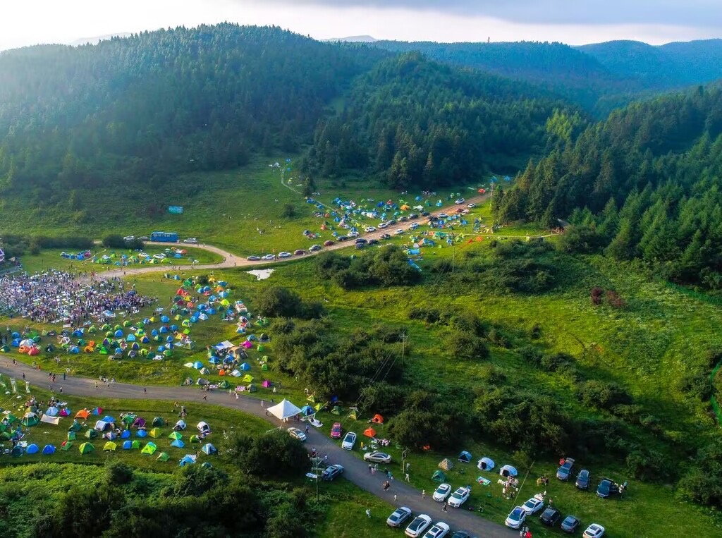 游客在仙女山大草原露營(yíng)。武隆區(qū)委宣傳部供圖