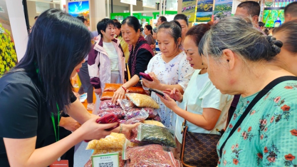 市民購買陶家花椒。鄔姜攝
