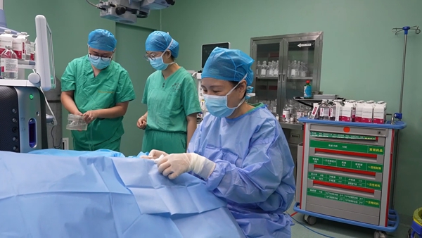 為患者開展手術。圖片由重醫(yī)大附三院（方大醫(yī)院）提供