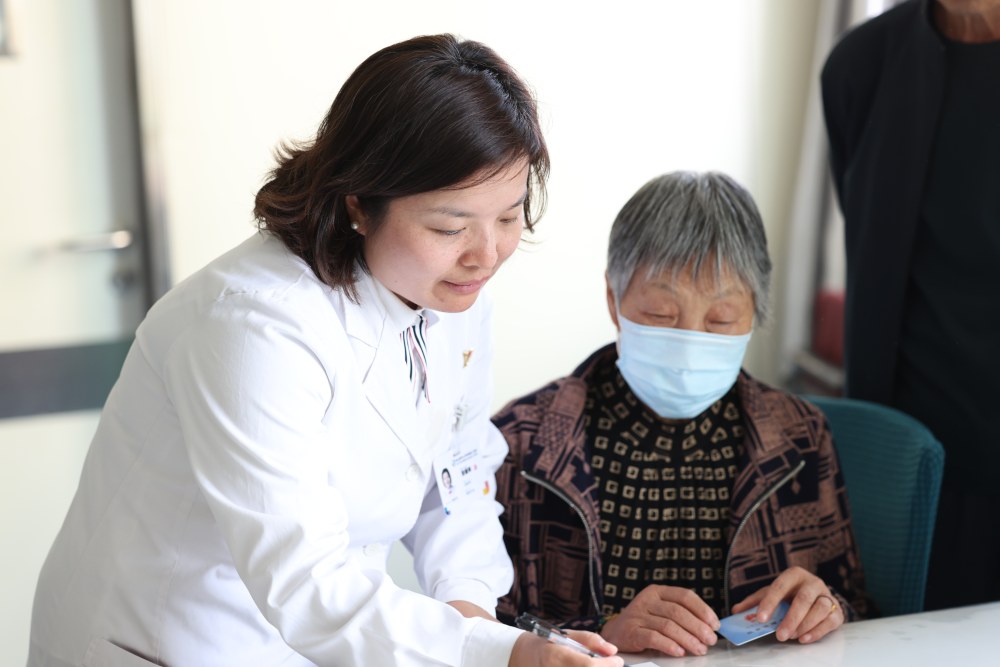 為患者講解就醫(yī)注意事項。圖片由重醫(yī)大附三院（方大醫(yī)院）提供