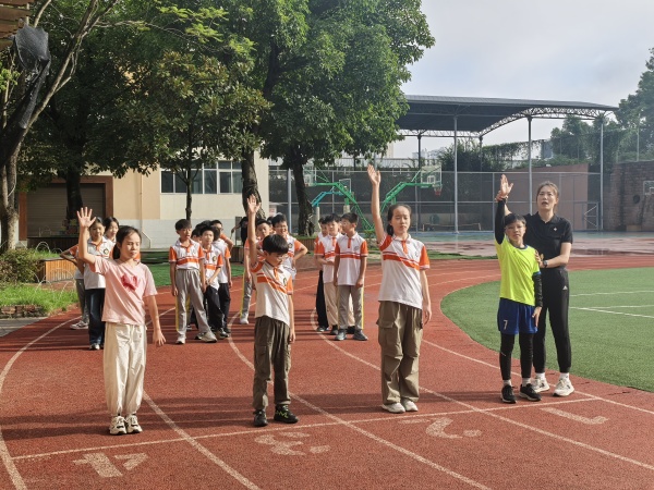 智慧體育為學(xué)生提供及時的數(shù)據(jù)分析與專業(yè)指導(dǎo)。徐雯瑄攝