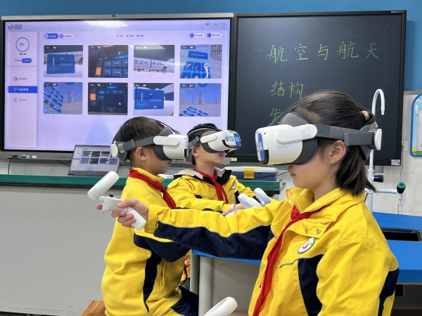 鳳凰湖小學(xué)學(xué)生正在VR實驗室上課。陳橘攝