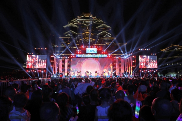 第八屆渝東南生態(tài)民族旅游文化節(jié)開(kāi)幕式暨“綠色中國(guó)·看彭水”公益晚會(huì)在彭水縣蚩尤九黎城舉行。彭水縣委宣傳部供圖