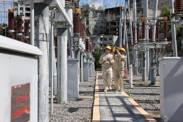 工作人員在巡查設(shè)備安全。國(guó)網(wǎng)重慶彭水供電公司供圖