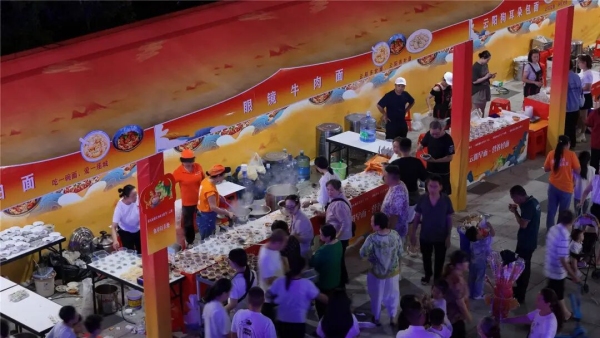 市民品嘗特色美食。云陽縣融媒體中心供圖