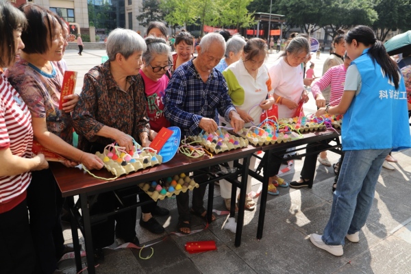 居民正在參與趣味活動。巴福鎮(zhèn)供圖