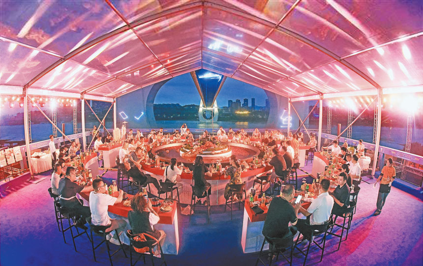 9月28日，第17屆中國（重慶）火鍋美食文化節(jié)在大渡口區(qū)開幕，1.2公里的江岸火鍋宴匯聚了近20個(gè)品牌，促進(jìn)“雙節(jié)”期間文旅消費(fèi)。特約攝影 鐘志兵/視覺重慶