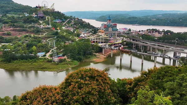 美心紅酒小鎮(zhèn)秋景。景區(qū)供圖