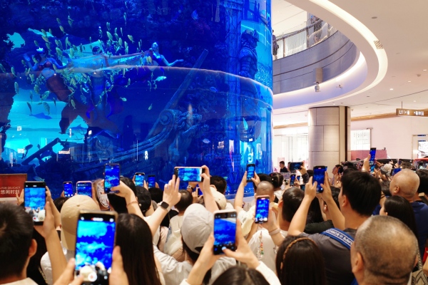 精彩的美人魚表演。江北區(qū)融媒體中心供圖