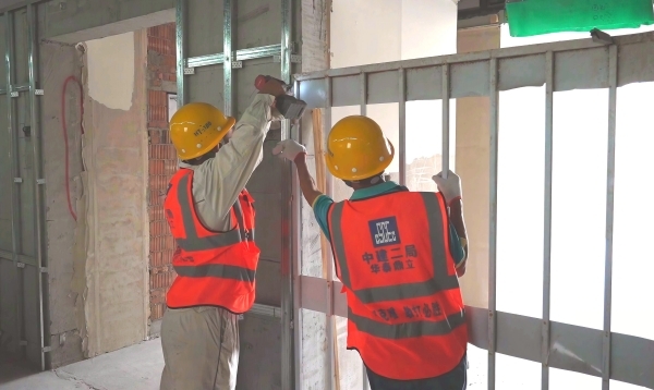 重慶市殘疾人康復(fù)中心二期工程建設(shè)現(xiàn)場一派繁忙。王洪宇攝