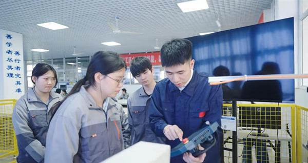 課堂教學(xué)中的宗渝順。重慶能源工業(yè)技師學(xué)院供圖