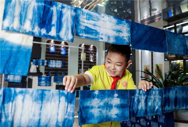 學生在欣賞扎染作品。熊偉攝