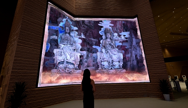 首批體驗者參觀。大足石刻研究院供圖