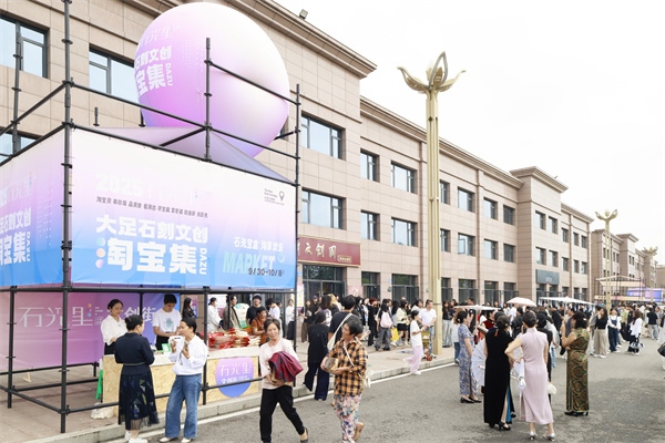 現(xiàn)場(chǎng)十分熱鬧。曾英豪攝