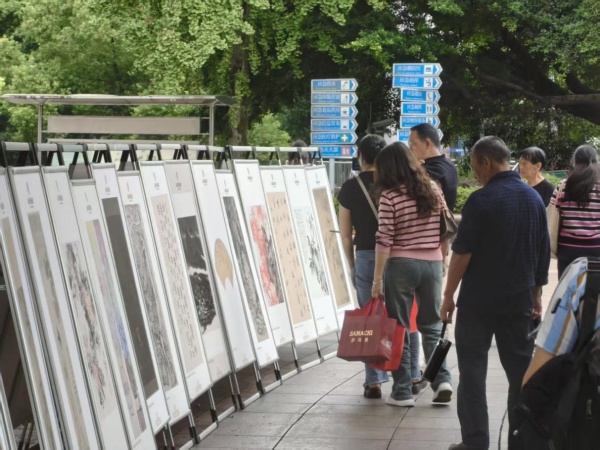 市民正在觀看名家書畫展。羅今秋攝