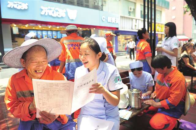 沙坪壩區(qū)“紅巖醫(yī)者進(jìn)商圈”開展居民健康檔案建檔宣傳