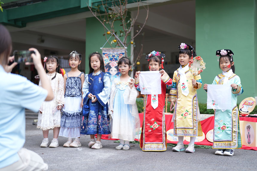 兒童們體驗民族服飾。劉宇飛攝