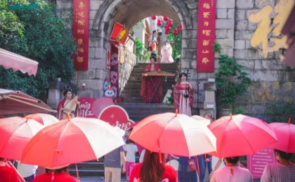 現(xiàn)場(chǎng)演出吸引游客駐足欣賞。龍門(mén)浩老街供圖