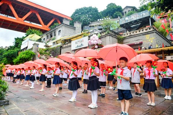 紅傘傳遞深情祝福。龍門(mén)浩老街供圖