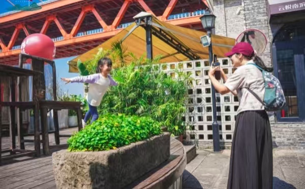 市民在老街拍照留影。龍門(mén)浩老街供圖