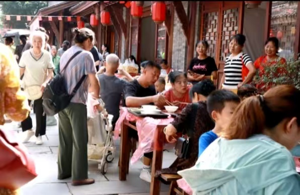 市民游客在老街品嘗美食。巴南區(qū)委宣傳部供圖