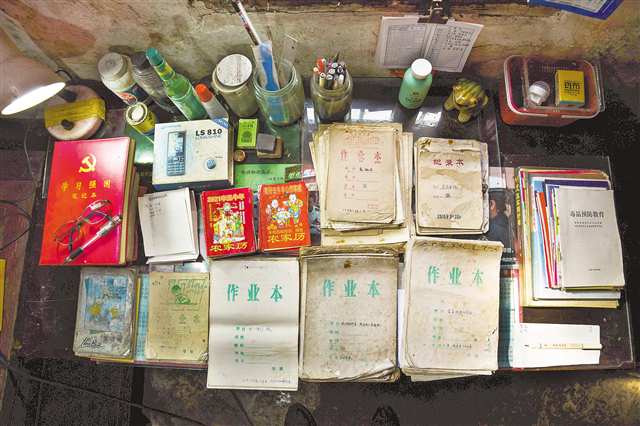 9月27日，彭水縣龍射鎮(zhèn)銀木村，汪付合一家50年來的賬本。（本組圖片由記者李雨恒攝/視覺重慶）