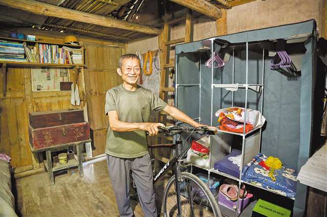 9月27日，彭水縣龍射鎮(zhèn)銀木村，汪付合展示1996年為兒子買的全村第一輛山地變速自行車。
