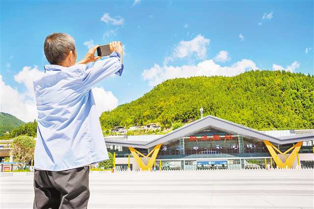 9月27日，彭水西站，汪付合舉起手機(jī)拍下彭水西站。