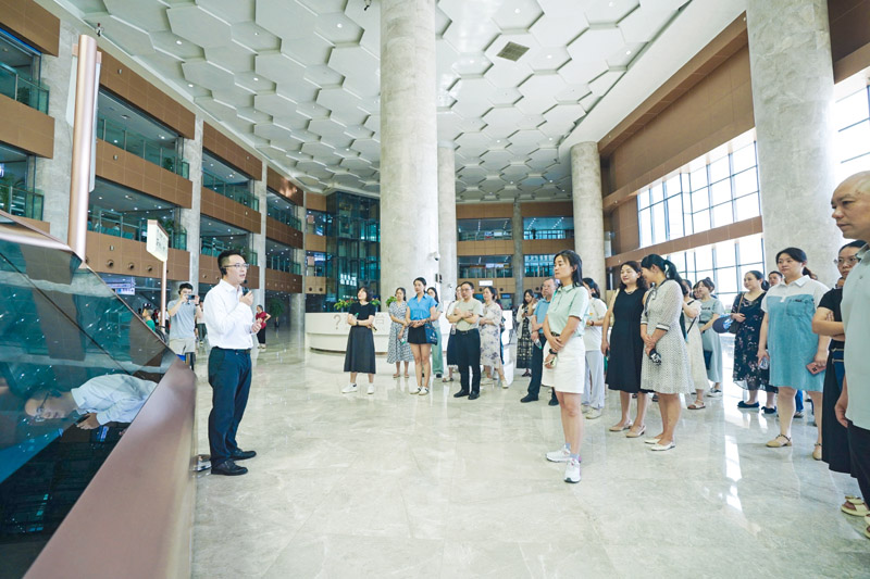 向來院參觀者講解醫(yī)院院史、核心價值觀、人醫(yī)精神譜系。（向燕妮 攝）