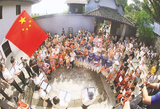 十月一日，沙坪壩區(qū)，上千名游客手持五星紅旗在白公館合唱《我和我的祖國》，緬懷革命志士，祝福祖國七十六歲生日。特約攝影 鐘志兵\視覺重慶