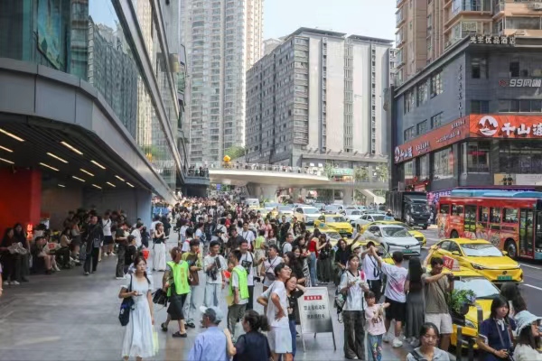 觀音橋商圈人潮涌動。江北區(qū)委宣傳部供圖