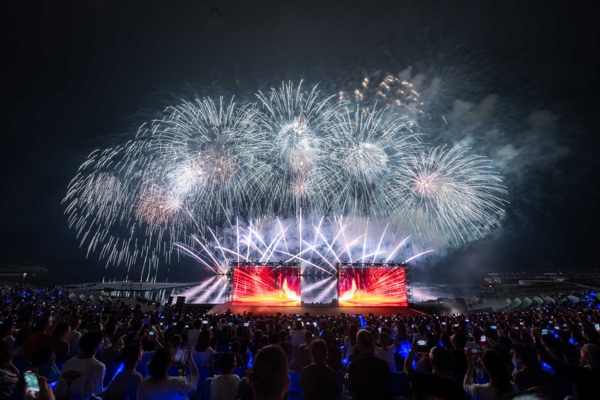 璀璨焰火在長壽湖畔閃耀。主辦方供圖