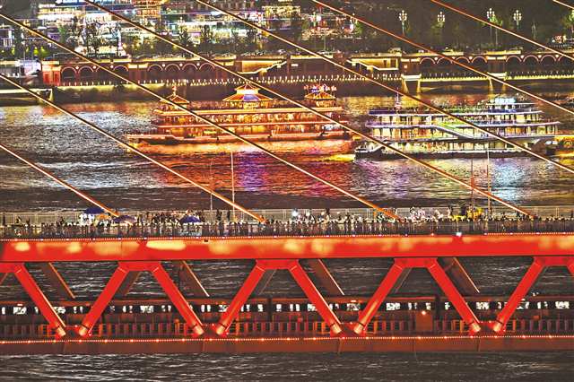 十月三日，千廝門大橋繼續(xù)封橋?qū)櫡?，讓游客盡情打卡游覽觀光。特約攝影 郭旭\視覺重慶