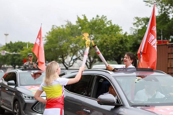 火炬?zhèn)鬟f活動。重慶信息技術(shù)職業(yè)學(xué)院供圖