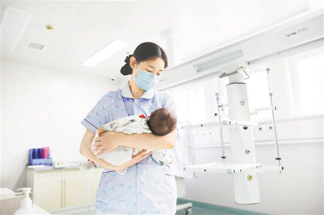 10月2日，重慶市第七人民醫(yī)院新生兒科，護士在護理新生兒。特約攝影 李攀/視覺重慶