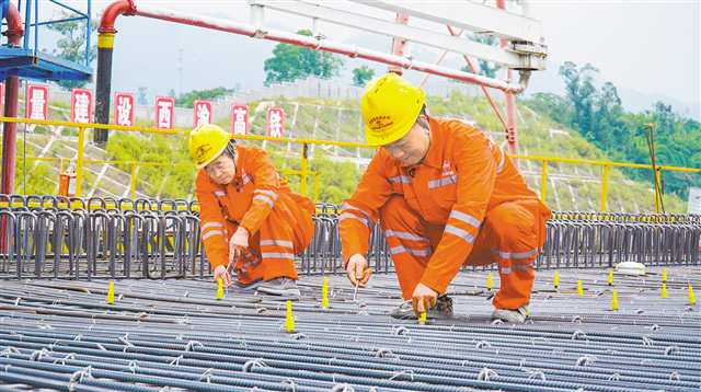 10月5日，西渝高鐵合川東制梁場，工人們正綁扎預(yù)制箱梁鋼筋。通訊員 冉杰 攝/視覺重慶
