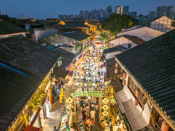 佳節(jié)氣氛濃郁。郭晉攝